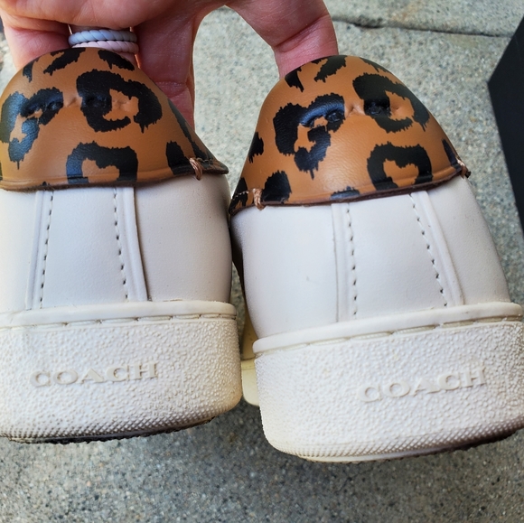 Trendy and classic Coach low top leather shoes - Picture 6 of 7